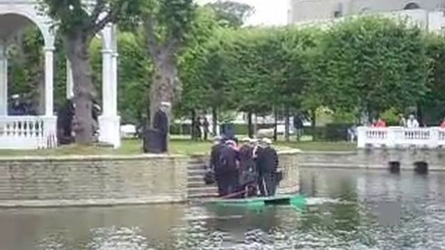 Плот с оркестрантами на лебедином пруду смотреть онлайн