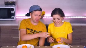 БЕЗ РУК ЧЕЛЛЕНДЖ! Орео мне в ЛОБ! Выполняем задания без помощи рук ? Эльфинка