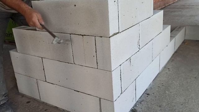 Кладка перегородки из газоблока  под звуки сирен воздушной тревоги ( в конце)