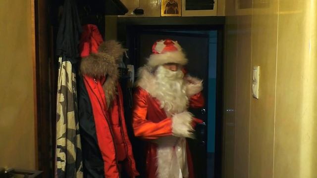 Украсили ёлку СКРЕПЫШАМИ! Мой ПАПА - ДЕД МОРОЗ??? // Подарки на НОВЫЙ ГОД смотреть онлайн