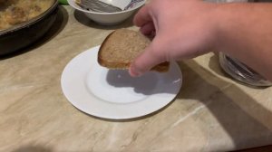 Почему микроволновка греет тарелку, а не еду?