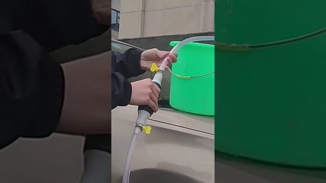 Ручная помпа для перекачки жидкостей (масло, бензин, вода и. Т. Д) смотреть онлайн