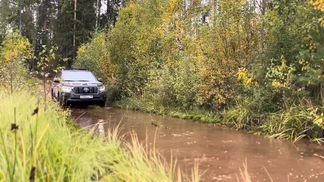 Новый Прадо свернул с асфальта Land cruiser Prado 150 на лёгком бездорожье, Wrangler Duratrac смотреть онлайн