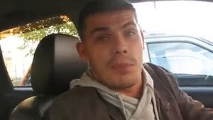 Накуренный чел читает реп в машине