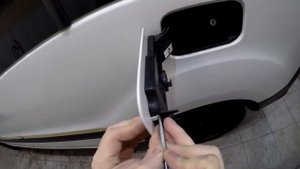 Как снять крышку лючка бензобака Citroen Berlingo 2012-2015год