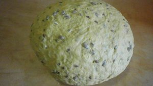 Хлеб с куркумой, семенами льна, тыквенными семечками и овсяными хлопьями