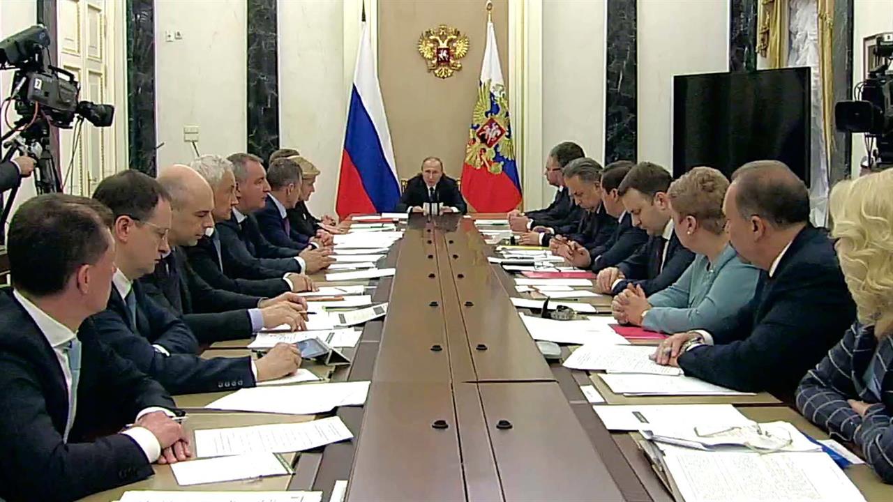 Правительство обсуждает повышение налога. Заседание правительства. Заседание правительства РФ С Путиным.