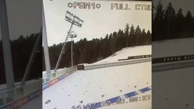 Падение мачты освещения на биатлоне в Ханты Мансийске 20 03 2016 смотреть онлайн