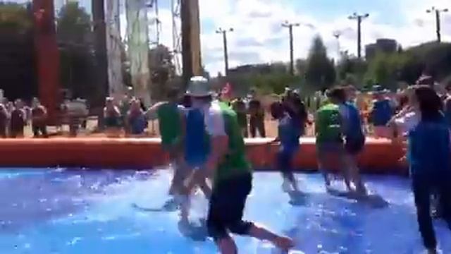 Скользкий футбол ("Мокрый футбол"). Аренда аттракциона смотреть онлайн