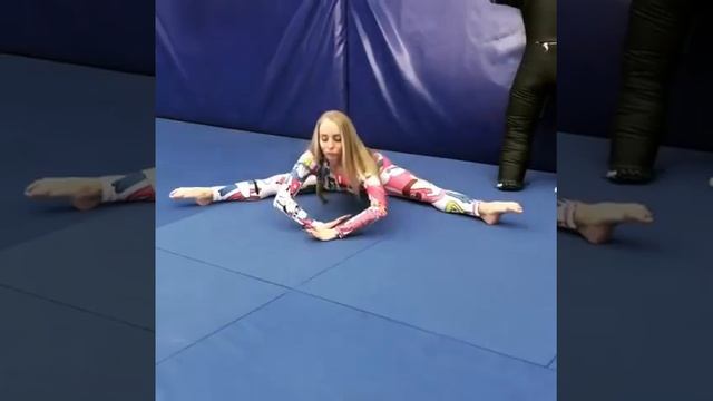 Шпагат от красотки в Elitebody