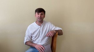 Фәнис Кәлимуллин Хәсән Туфанның "Кайсыгызның кулы җылы?" шигырен укый