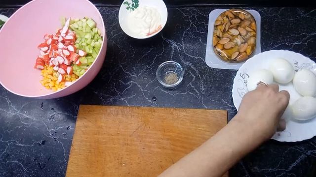 Вкуснейший крабовый салат с мидиями!! смотреть онлайн