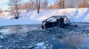 Самодельный вездеход на колесах от трактора К-700 провалился под лед на реке