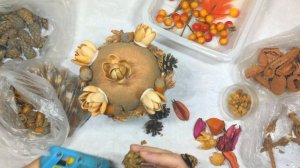 Осенняя композиция из джута и природных материалов.