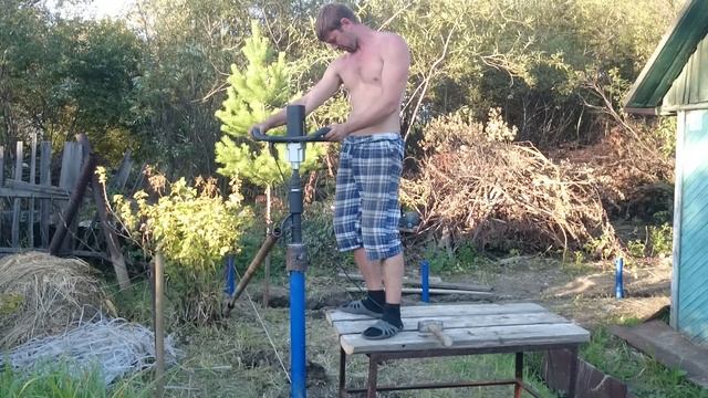 Вкручивание винтовых свайодин человек.