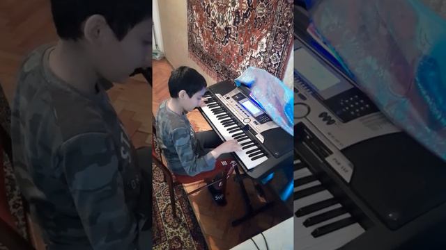 Tariner, Эмиль Симонян, на синтезаторе tariner ancan смотреть онлайн