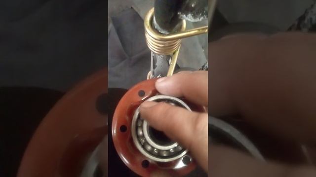 обслуживание тележек мотобуксировщика. смазываем подшипники катков смотреть онлайн