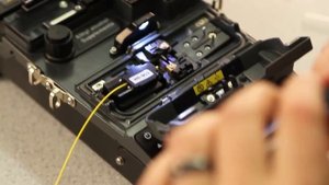 Монтаж ST Splice-On коннектора на волокно 900 мкм с помощью Ilsintech SWIFT KF4A с HS-900 и HF4-ST