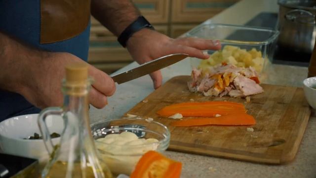 Оливье с копчёной курицей и каперсами приготовил блогер-кулинар из  в передаче #ПапаНакормит
