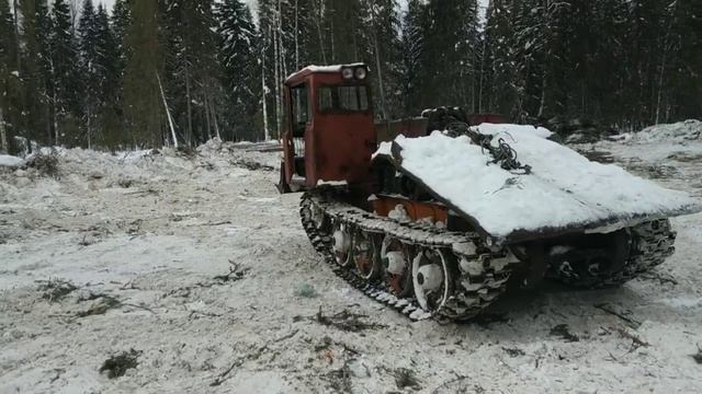 Еду в знакомую бригаду и у них встали оба трактора ТДТ 55. смотреть онлайн