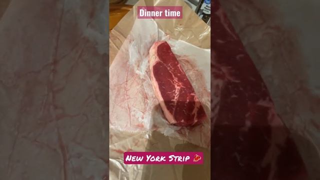 ??Американец готовит стейк New York Strip Steak за $15? смотреть онлайн