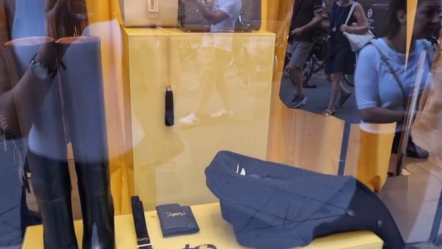 Что носить этой осенью?/Витрины/Римини/Италия сентябрь 2021 смотреть онлайн