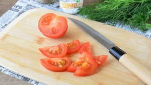 Салат с картошкой фри и колбасой