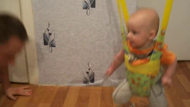 ребенок радуется
