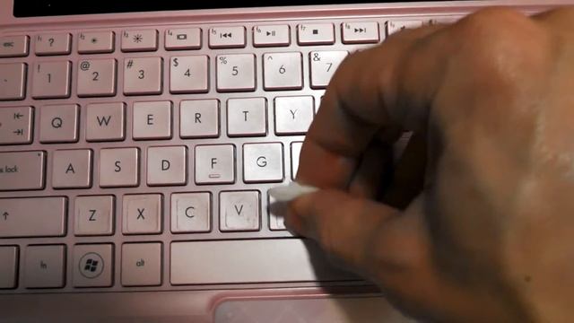 Как быстро и качественно удалить клей от наклейки на примере клавиатуры ноутбука. смотреть онлайн