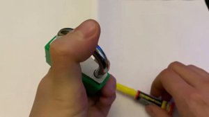 Как открыть навесной замок при помощи суперклея