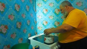 Грибной суп быстренько обжарил с лучком грузди с морковкой и приготовил вкусный супчик !!!.mp4