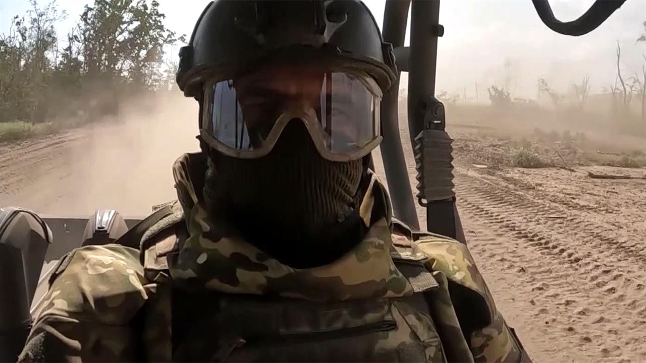 Съемочная группа Первого канала увидела, как сражаются российские бойцы под Клещеевкой