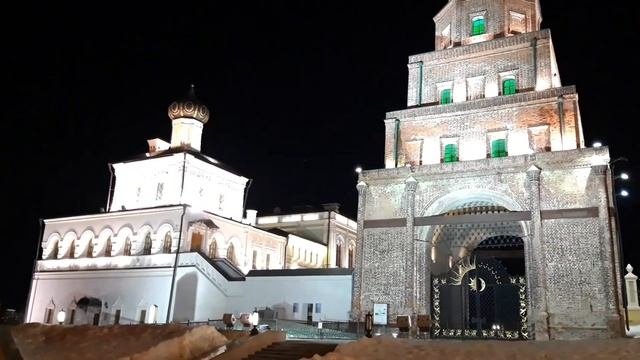 Казань. Казанский кремль. Духовская церковь. Башня Сююмбике. Апрель 2022 года.