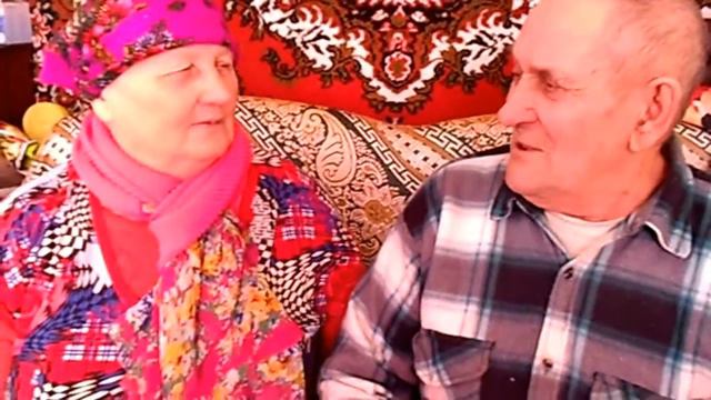 Дедушка поздравляет бабушку с 8 Марта