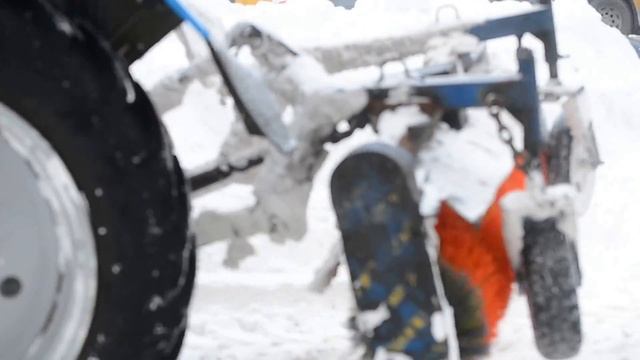 Трактор чистит улицу смотреть онлайн