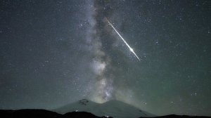 Млечный путь, метеоры и Эльбрус.