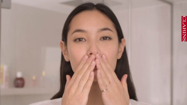 HOW TO APPLY DAY/NIGHT CREAM | CLARINS смотреть онлайн