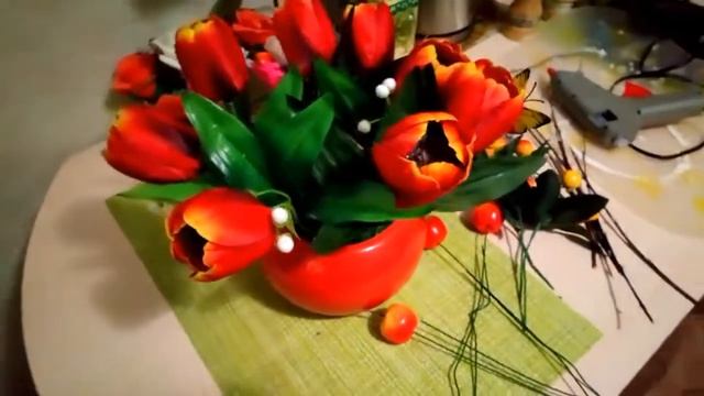 Весенняя композиция из искусственных цветов.Тюльпаны.