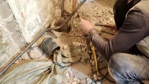 ПРОБИЛИ ПОЛ К СОСЕДЯМ! Замена труб водоснабжения и канализации. Ремонт старой квартиры своими рукам