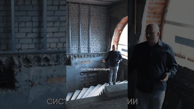 Шикарная лестница в Красном замке смотреть онлайн