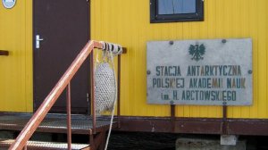 Does Anyone Live In Antarctica? What Goes On There?! #antarctica #southpole