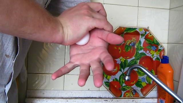 Яйцо нельзя раздавить в руке. Эксперименты с едой. Как можно отдавить яйца. Яйцо нельзя раздавить в руке. Эксперименты с едой. Как можно отдавить яйца.