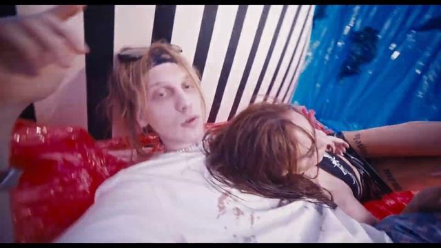 ЧТО НОСИТ PLOHOY PAREN В КЛИПЕ "ТАБЛЕТКА"? [НАРЯДЫ РЭПЕРОВ] смотреть онлайн