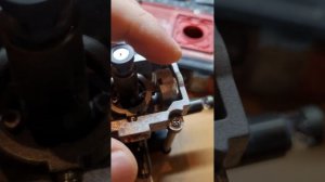 Пыль в подшипниках лазерного уровня . Замена подшипников даст новую жизнь прибору.