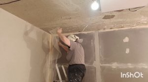 Как клеить сетку в угол стены