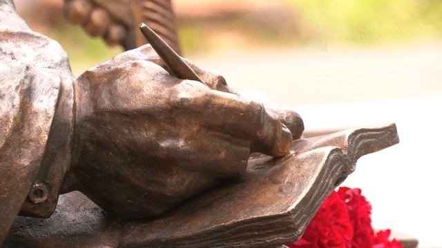 В городском парке Благовещенска открыли памятник Олегу Маслову смотреть онлайн