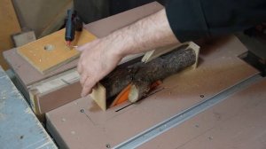 Как с помощью циркулярки легко распилить небольшие полешки на бруски и досочки