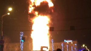 Раз два три елочка сгори !!! Городская елка в Южно Сахалинске сгорела в Новый 2018 год!!!