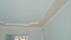 потолок из гипсокартона после покраски. Классическая форма второго уровня.