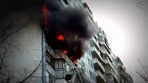 Пожар в Строгино - пожарные спасают людей из горящей квартиры - Москва 2017 г.